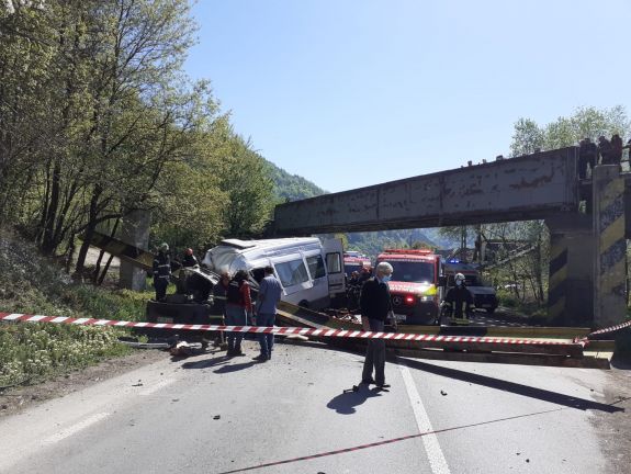Rázuhant a magasságkorlátozó a kisbuszra – két utas a helyszínen életét veszítette