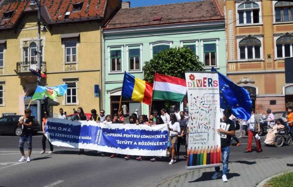 Utcazenével, élőlánccal, kerekasztallal készülnek a Civil Szervezetek Vásárára Marosvásárhelyen