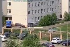 FRISSÍTVE - Fegyveres támadás történt egy oroszországi iskolánál, kilenc gyerek meghalt