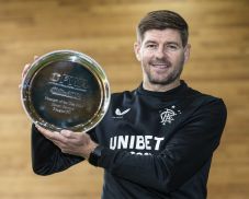 Steven Gerrard a szezon legjobb futballedzője Skóciában