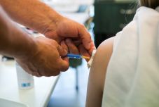 Tervezet: aki beoltatja magát koronavírus ellen, fizetett szabadnapot kap