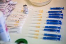 Továbbra is 100 ezernél több személyt oltanak be naponta Romániában