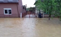 Gumicsónakokkal menekítenek ki embereket – áradások vannak Szatmár megyében