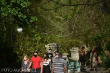Már június elsejétől megszabadulhatunk a szabadtéri maszkviseléstől