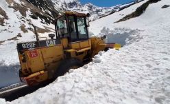 Elkezdődött a Transzfogarasi út tisztítása – van, ahol hatméteres a hóréteg