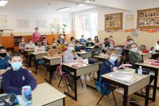 Így enyhítenek a maszkviselés szabályain az iskolákban a jövő héttől