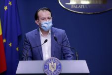 Hivatalos: kültéren nem kötelező a maszk, éjszaka is kijárhatunk, nézők lehetnek a lelátókon