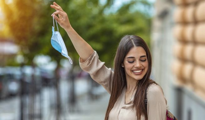 Le a maszkkal, vissza az álarccal!