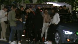 Már az első „maszkmentes” órákban utcára tódultak a fiatalok