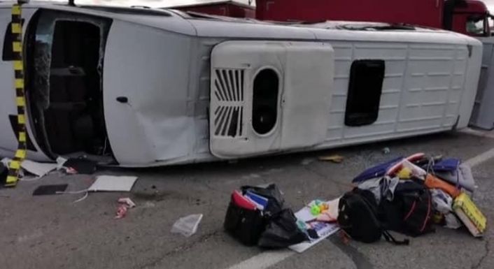 Kamionnal ütközött egy mikrobusz, vörös riasztás lépett életbe