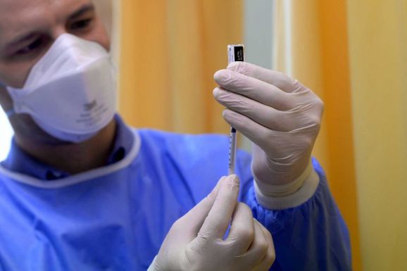 Bűnvádi eljárás indult egy román férfi ellen, aki háromszor oltotta be magát