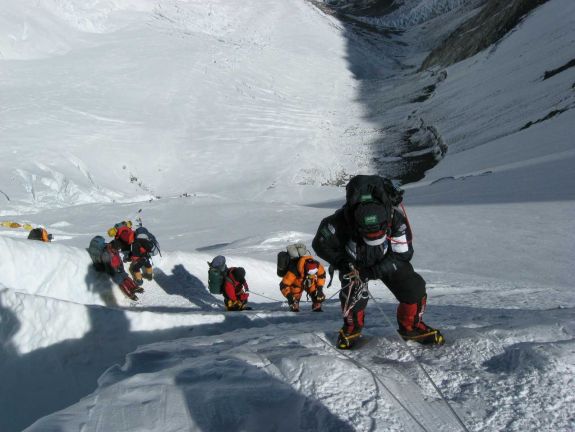 Kína nem enged több mászót a Mount Everestre