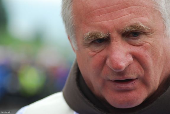 FRISSÍTVE - „Ne blamáljuk az orvosok munkáját” – Böjte atya a búcsú napján kapja meg a vakcinát Csíksomlyón