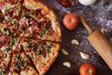 Pizzával kedveskednek a nélkülöző gyerekeknek