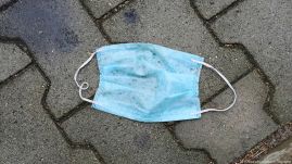 Ön mit csinál a levetett maszkjával?