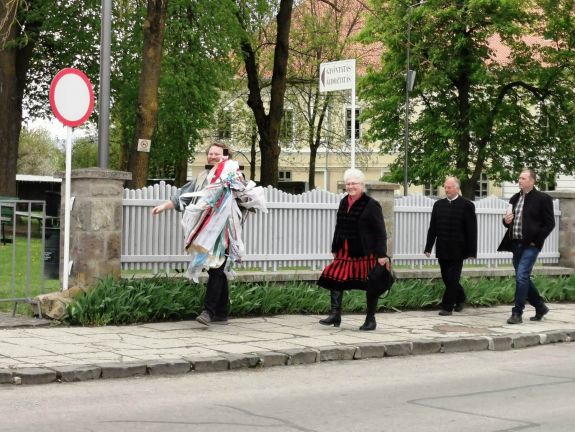 Átadta Csíksomlyón a zarándoklata során összegyűjtött imaszándékokat Molnár Levente operaénekes