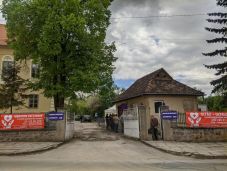 Sorban állnak az emberek a csíksomlyói kegytemplom közelében kialakított oltóközpontnál