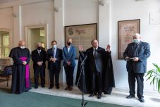 20 éves a Sapientia EMTE – szimbolikusan visszaállították a Bocskai-emléktáblát Kolozsváron