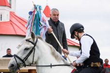 Lovas, kerékpáros, gyalogos zarándokok visznek több száz imaszalagot Csíksomlyóra