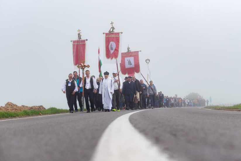 Zeneszóval a búcsúra – elkísértük a csíkszépvízi keresztalját