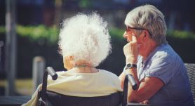 Megszavazta a parlament a veszélyességi pótlékot a bentlakó központokban dolgozóknak