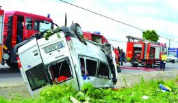 Felborult Koppándon egy nyolc személyt szállító kisbusz