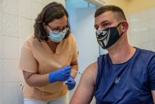 Az elmúlt 24 órában 67 378 személy kapta meg a COVID-19 elleni vakcinát 