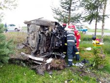 Lesodródott az úttestről egy autó, két személy megsérült Hargita megyében