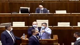 Vizet öntött a volt kormányfő arcába egy független képviselő a szlovák parlamentben
