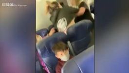 Kiütötte a repülő utasa a légikísérő fogát