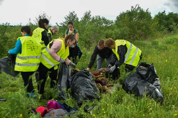 Hatezer zsák szemetet gyűjtöttek össze a Feketügy és mellékágainak kézdiszéki szakaszain