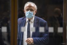 Lemond a földművelésügyi miniszter, miután őrizetbe vették a földalap vezetőjét, akit ő nevezett ki