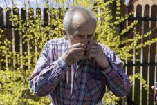 „Nem a gyógynövény a csoda, hanem a létezés” – Macalik Ernő füvesember kertjében jártunk Csíkkarcfalván