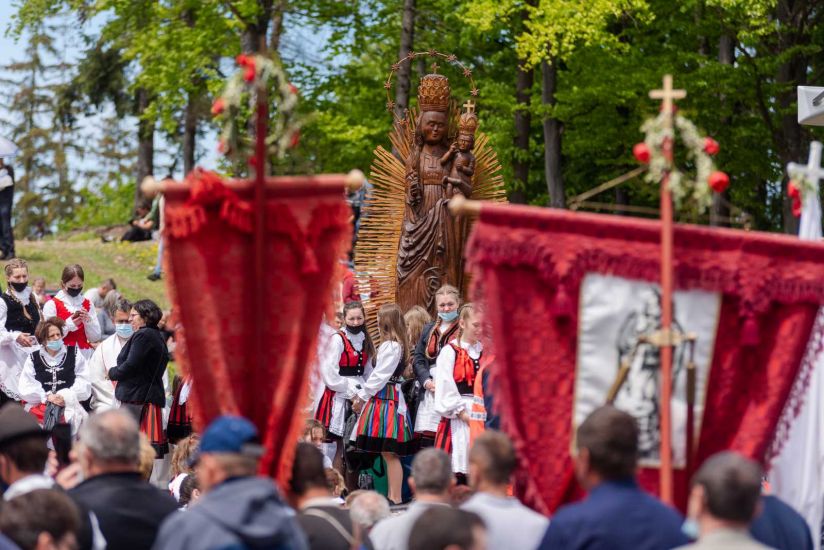 „A lelket ki ne oltsátok” – „vándorbottal a kezükben” tízezrek gyűltek össze a csíksomlyói pünkösdi búcsún