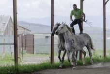 „Ez olyan, mint a szerelem: meghódítjuk egymást a lovakkal” – a székelyföldi világrekorder lovasíjásznál jártunk