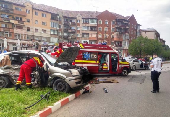 Három személy sérült meg a városközpontban történt autóbalesetben