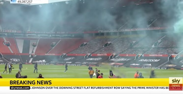 Elfoglalták a szurkolók a pályát, csúszik a MU-Liverpool mérkőzés