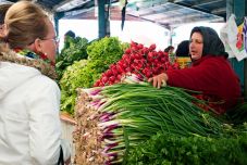 Erdélyben sokkal drágábbak az alapélelmiszerek, mint Bukarestben