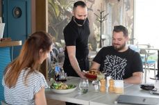 Jól halad az oltási kampány, fokozatosan nyitnak az európai országok – körkép