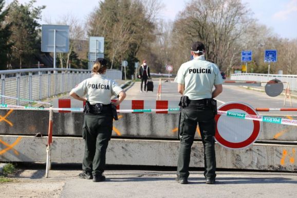 Szigorítások Szlovákiában, lezárások Franciaországban, enyhítések Izraelben
