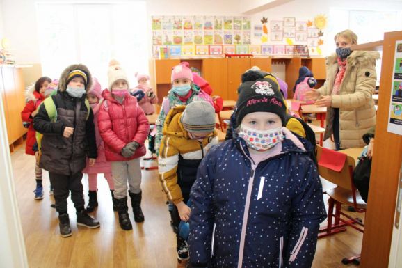 Koronavírus: teszteltetné a vakációról visszatérő diákokat a kormányfő