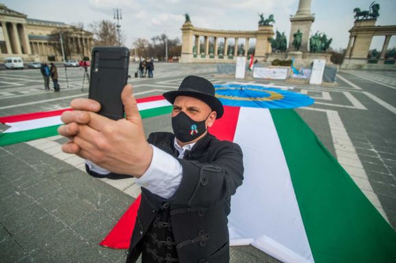 Székely–magyar óriáskokárdát terítettek le a Hősök terén