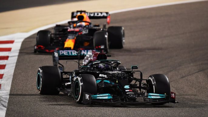 Forma-1: izgalmas hajrában Hamilton nyerte az idénynyitót Bahreinben