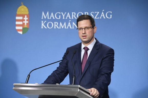 Hivatalos: Magyarországon bezárnak az iskolák, óvodák, üzletek