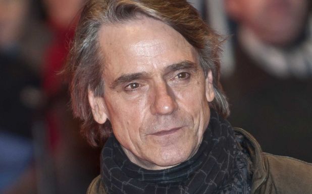 Jeremy Irons-szal készül film a gyermekbénulás elleni oltóanyag feltalálójáról