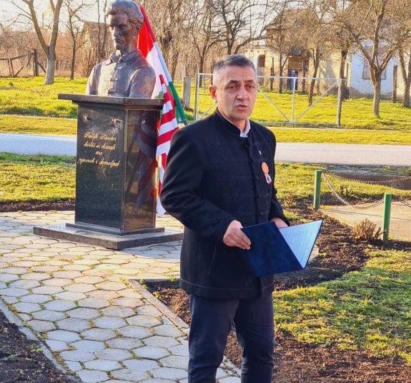 Újraavatták Petőfi Sándor megrongált mellszobrát Harasztiban