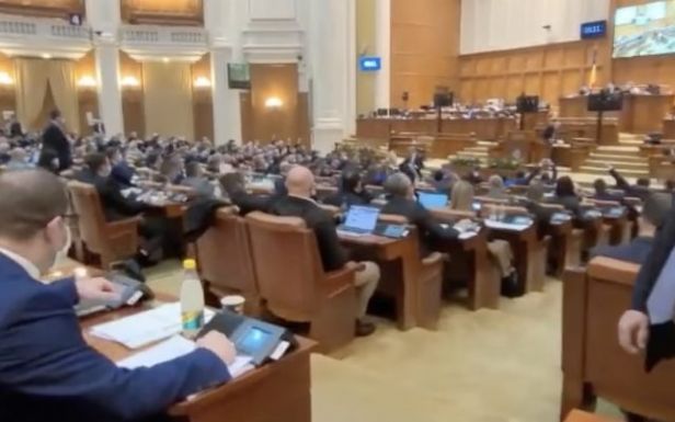 „Két kézzel” szavaztak az ellenzéki honatyák a költségvetési törvény vitájakor