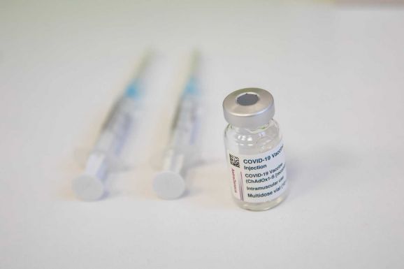 Spanyolország is felfüggeszti az AstraZeneca-vakcina használatát