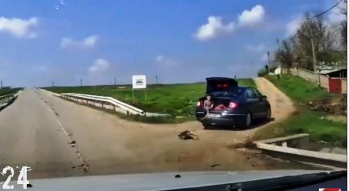 Autó után kötötte a kutyát és a csomagtartóban egy gyermeket szállított