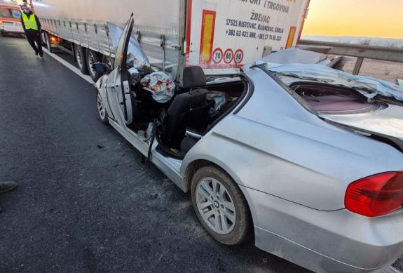 Letarolta a személyautó tetejét az utánfutó